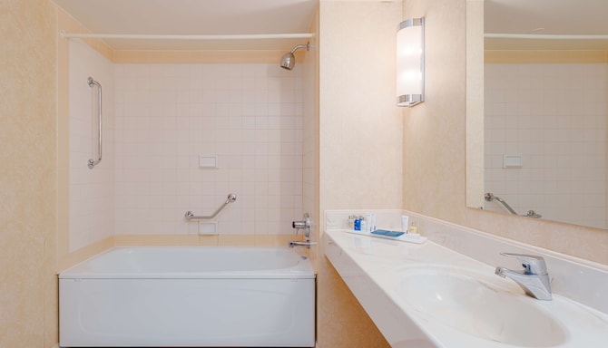 Radisson Blu Hotel & Spa, Daugava Riga - Гостевая комната с ванной