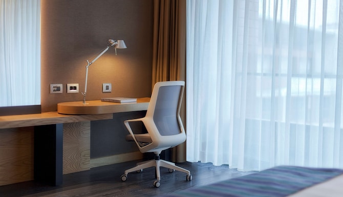 Radisson Blu Hotel & Spa, Istanbul Tuzla - Desk in guest room