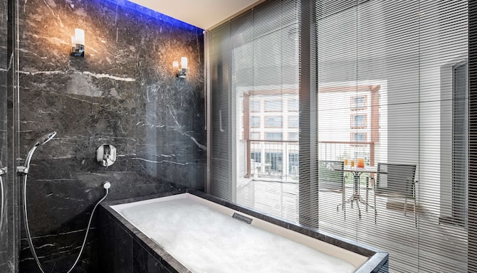 Radisson Blu Hotel & Spa, Istanbul Tuzla - Hammam Suite Bathtub