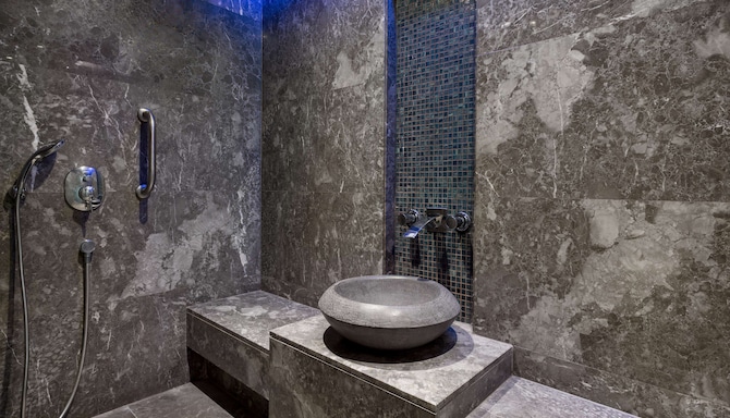 Radisson Blu Hotel & Spa, Istanbul Tuzla - Sauna Suite bathroom