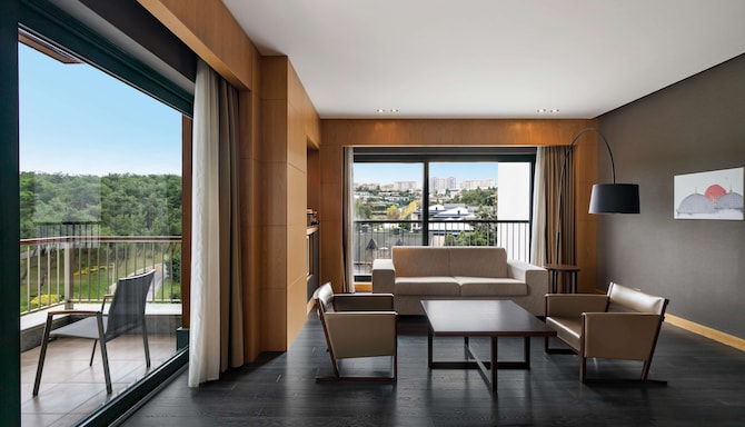 Radisson Blu Hotel & Spa, Istanbul Tuzla - One Bedroom Suite living room