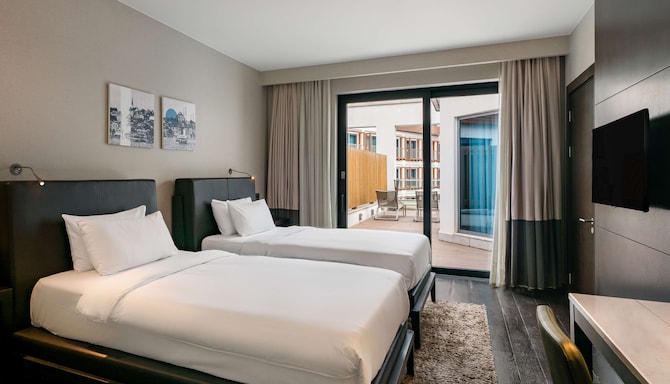 Radisson Blu Hotel & Spa, Istanbul Tuzla - Presidential Suite bedroom with twin beds