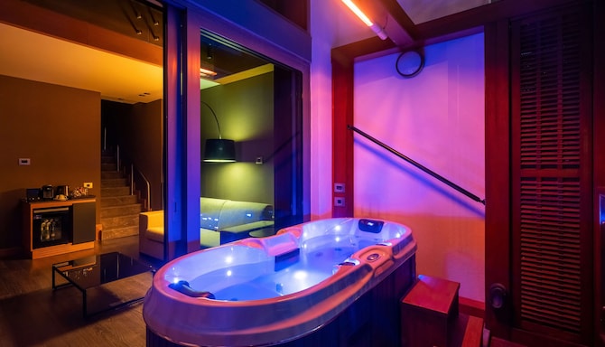 Radisson Blu Hotel & Spa, Istanbul Tuzla - Loft Suite night time view