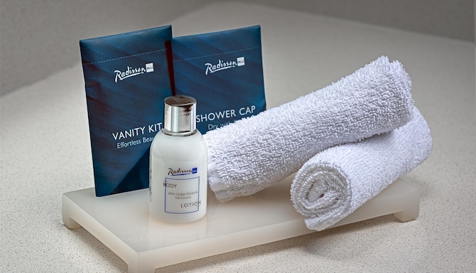 Radisson Blu Hotel & Spa, Limerick - Guest Room Bathroom Amenities