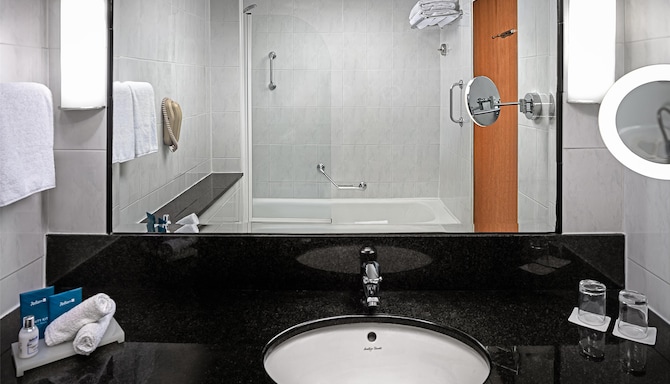 Radisson Blu Hotel & Spa, Limerick - Guest Bathroom
