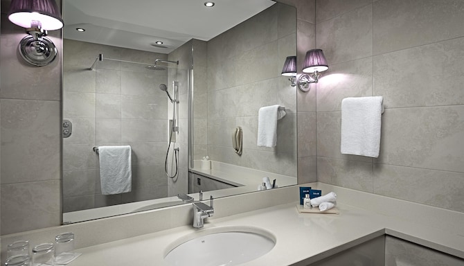 Radisson Blu Hotel & Spa, Limerick - Standard Family Bathroom