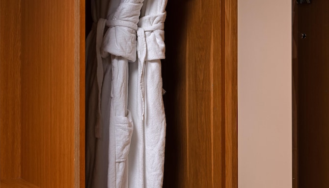 Radisson Blu Hotel & Spa, Limerick - Junior Suite Wardrobe