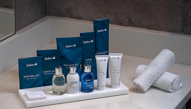 Radisson Blu Hotel & Spa, Limerick - Junior Suite Bathroom Amenities
