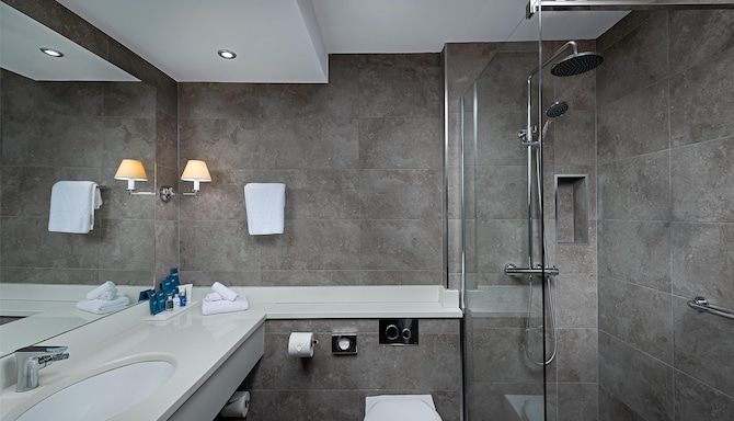 Radisson Blu Hotel & Spa, Limerick - Junior Suite Guest Bathroom