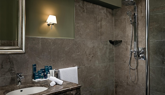 Radisson Blu Hotel & Spa, Limerick - Presidential Suite Bathroom