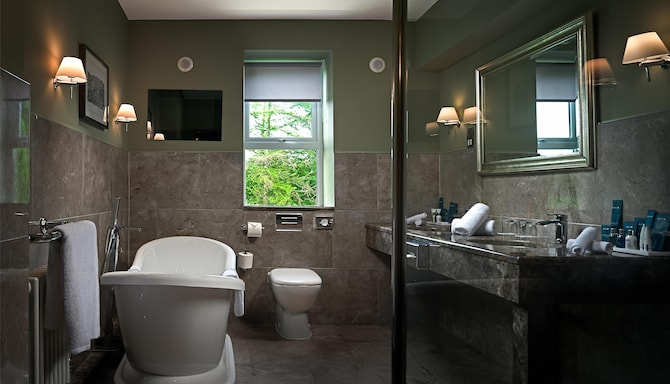 Radisson Blu Hotel & Spa, Limerick - Presidential Suite Bathroom