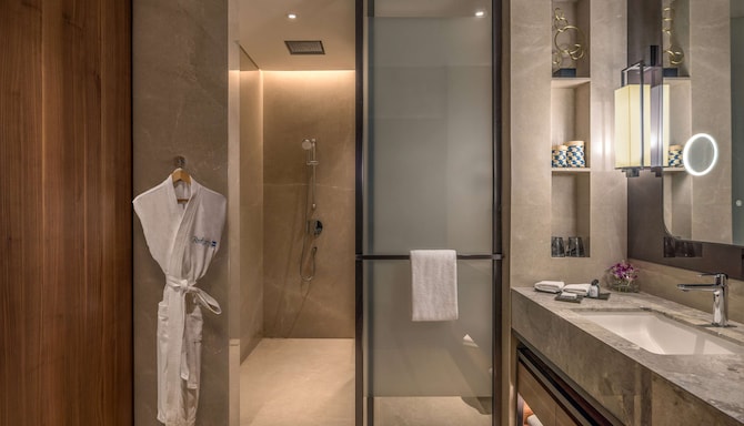 Radisson Blu Hotel & Spa, Nashik - Deluxe Room with Balcony - Bathroom