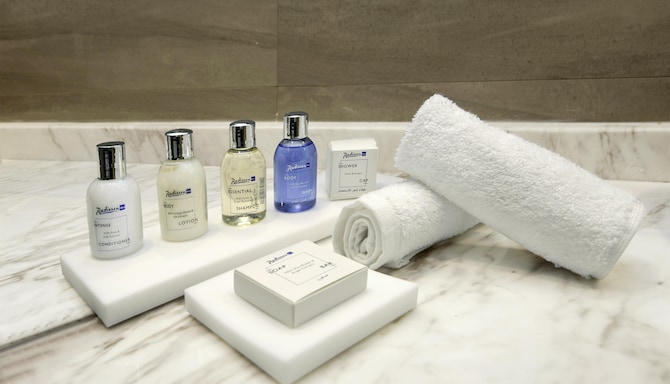 Radisson Blu Hotel & Spa, Nashik - Bathroom amenities