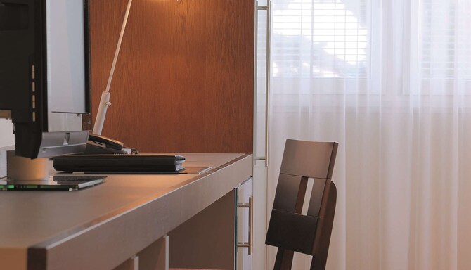 Radisson Blu Hotel, St. Gallen - Standard Room Desk