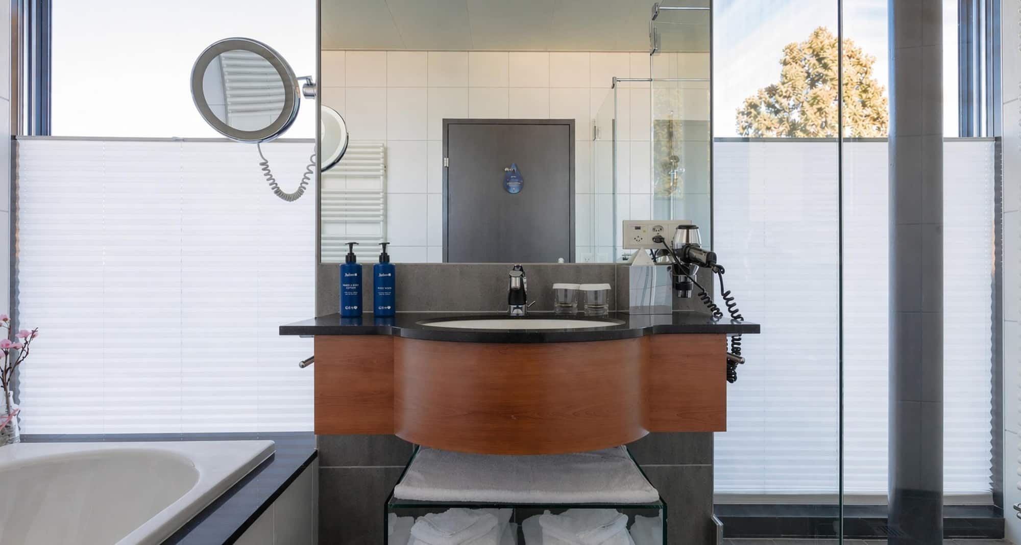 Radisson Blu Hotel, St. Gallen - Suite City View - Bathroom