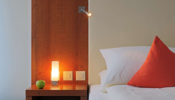 Radisson Blu Hotel, St. Gallen - Junior Suite bedside table
