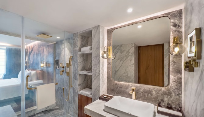 Radisson Blu Hotel & Suites GRT Chennai - Business Class Bathroom