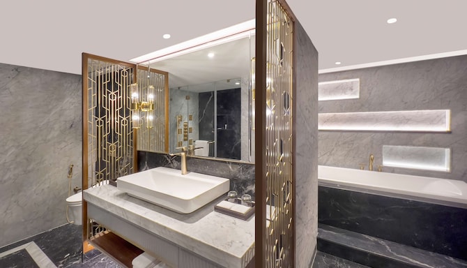 Radisson Blu Hotel & Suites GRT Chennai - Executive Suite bathroom