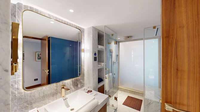Radisson Blu Hotel & Suites GRT Chennai - Executive Suite Bathroom