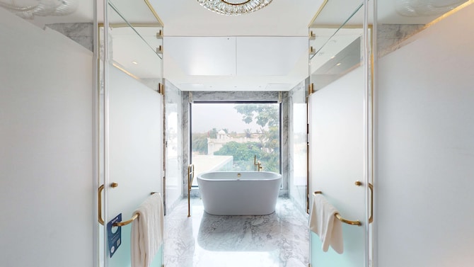 Radisson Blu Hotel & Suites GRT Chennai - One Bedroom Suite Bathroom