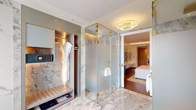 Radisson Blu Hotel & Suites GRT Chennai - One Bedroom Suite Bathroom