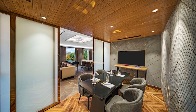 Radisson Blu Hotel & Suites GRT Chennai - Presidential Penthouse Living room