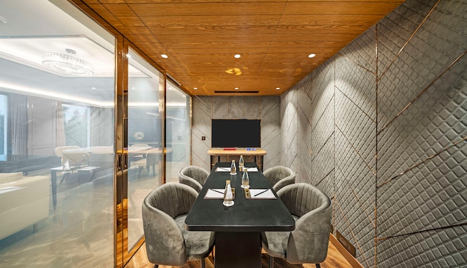 Radisson Blu Hotel & Suites GRT Chennai - Presidential Penthouse meeting room