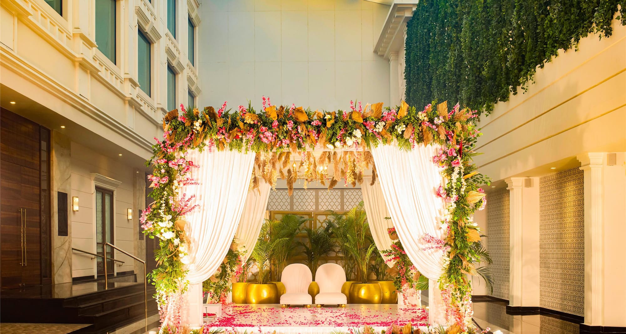 Radisson Blu Hotel and Suites GRT Chennai - Royal Mile