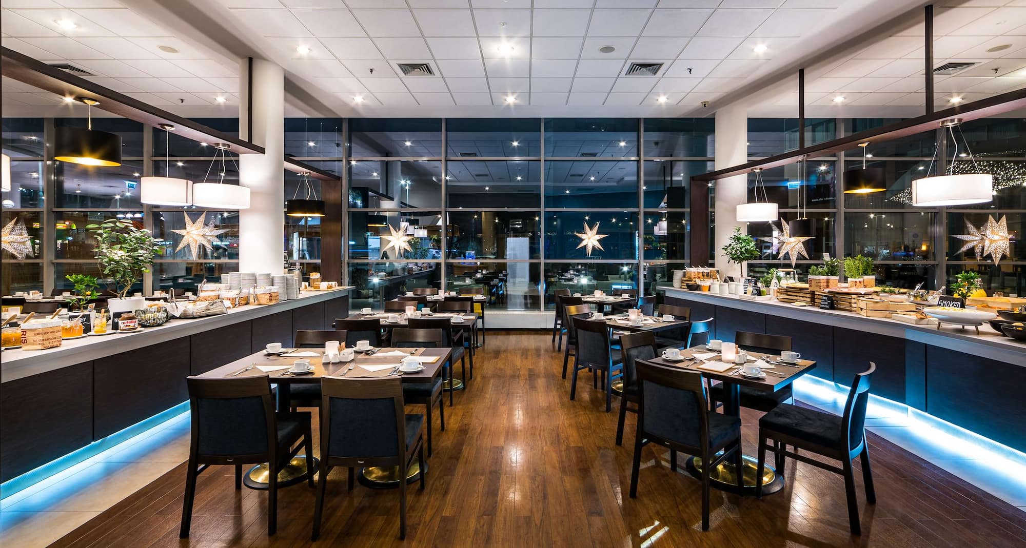 Radisson Blu Hotel, Szczecin - stoły i bufet w restauracji Europa