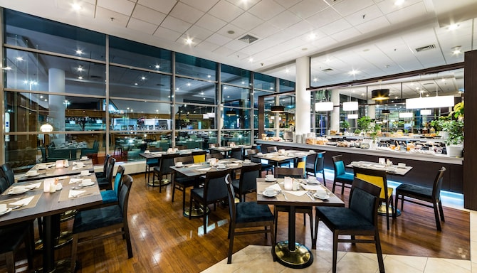 Radisson Blu Hotel, Szczecin - stoły w restauracji Europa