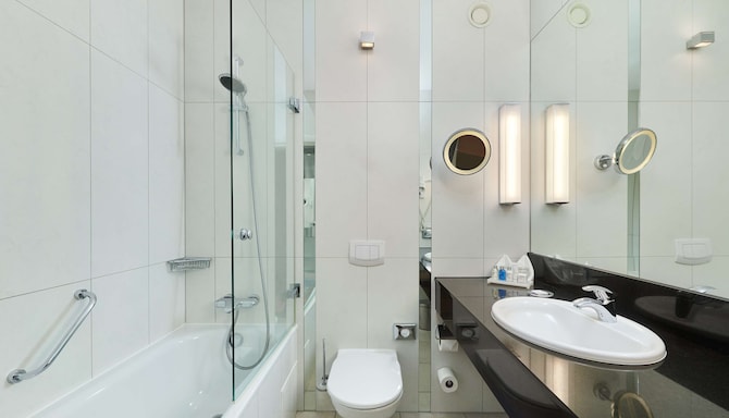 Radisson Blu Hotel, Szczecin - Standard Room bathroom