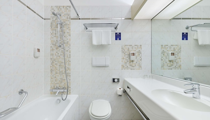 Radisson Blu Hotel, Szczecin - Standard Room bathroom