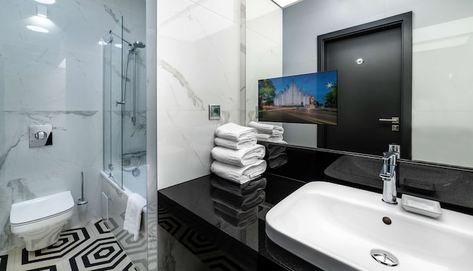 Radisson Blu Hotel, Szczecin - Suite One Bedroom - Prestige Blu (2nd floor) bathroom