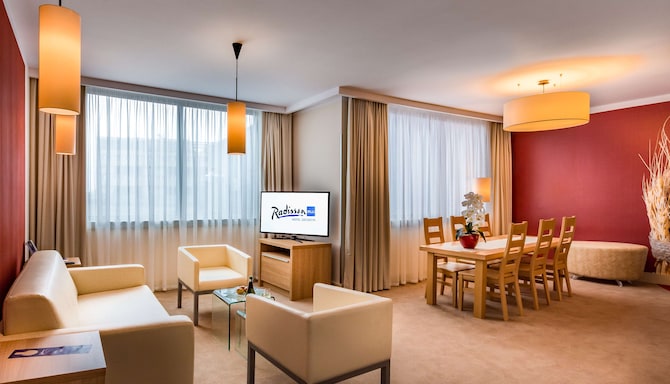 Radisson Blu Hotel, Szczecin - Suite One Bedroom - living room