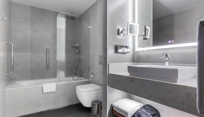 Radisson Blu Hotel, Tashkent - Guest room bathroom