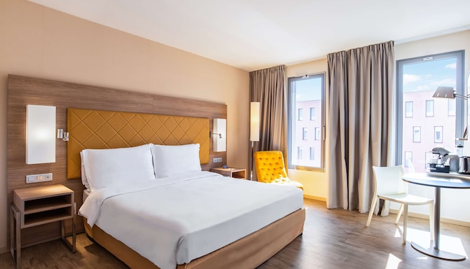 Radisson Blu Hotel, Toulouse Airport - Our Premium Rooms are ideal if you enjoy spacious surroundings. They include the same amenities as the Superior Rooms along with a view out to the patio.