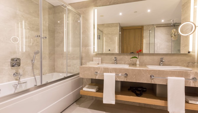 Radisson Blu Hotel, Trabzon - Bathroom