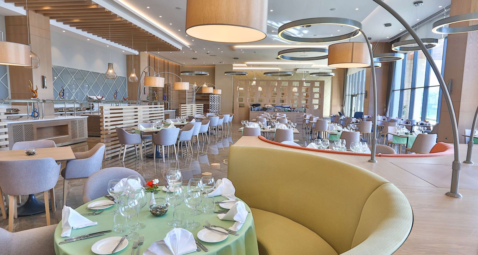 فندق راديسون بلو، طرابزون - مطعم Queen الذي يقدم قائمة طعام انتقائية