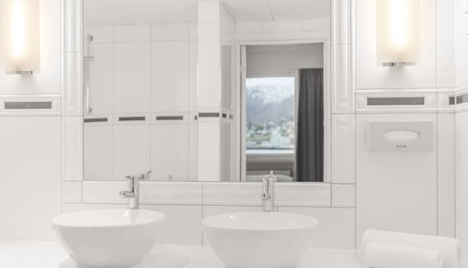 Radisson Blu Hotel, Tromsø, A Verified Net Zero Hotel - Suite Bathroom Sink