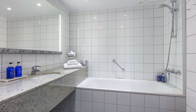 Radisson Blu Hotel, Uppsala - Standard Guest Room with Bathtub and Shower