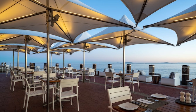 Radisson Blu Hotel Waterfront - Tobago's Restaurant - bar and terrace