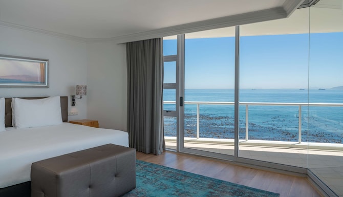 Hotels in Cape Town, Granger Bay | Radisson Blu Hotel Waterfront