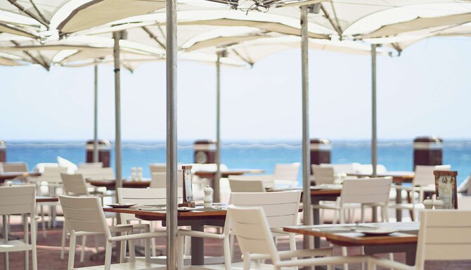 Radisson Blu Hotel Waterfront - Restaurant Tobago's, Bar und Terrasse