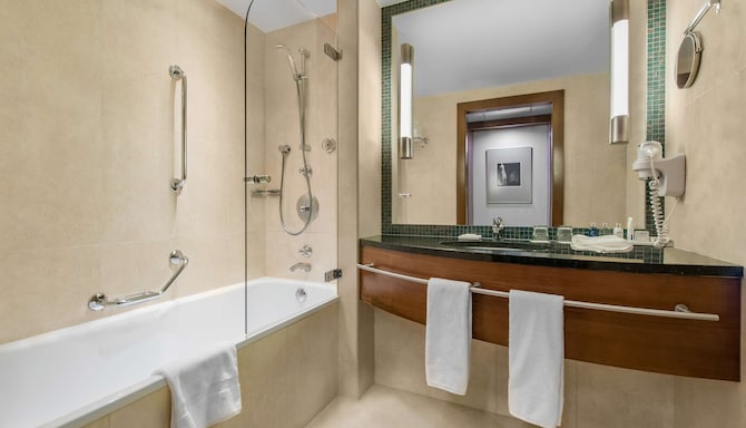Radisson Blu Hotel, Wroclaw - łazienka w pokoju Standard