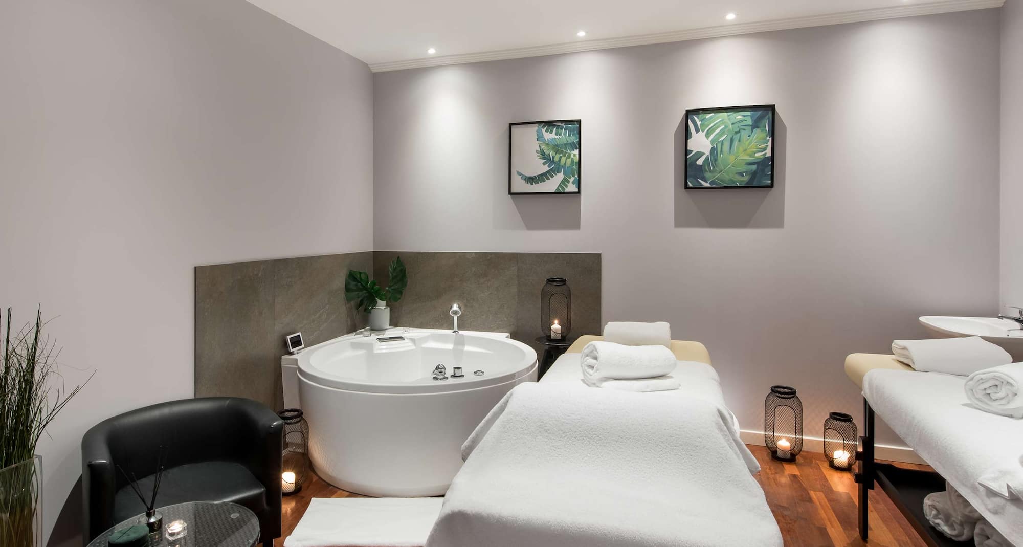 Radisson Blu Hotel, Wroclaw - Spa treatment room with whirlpool bath