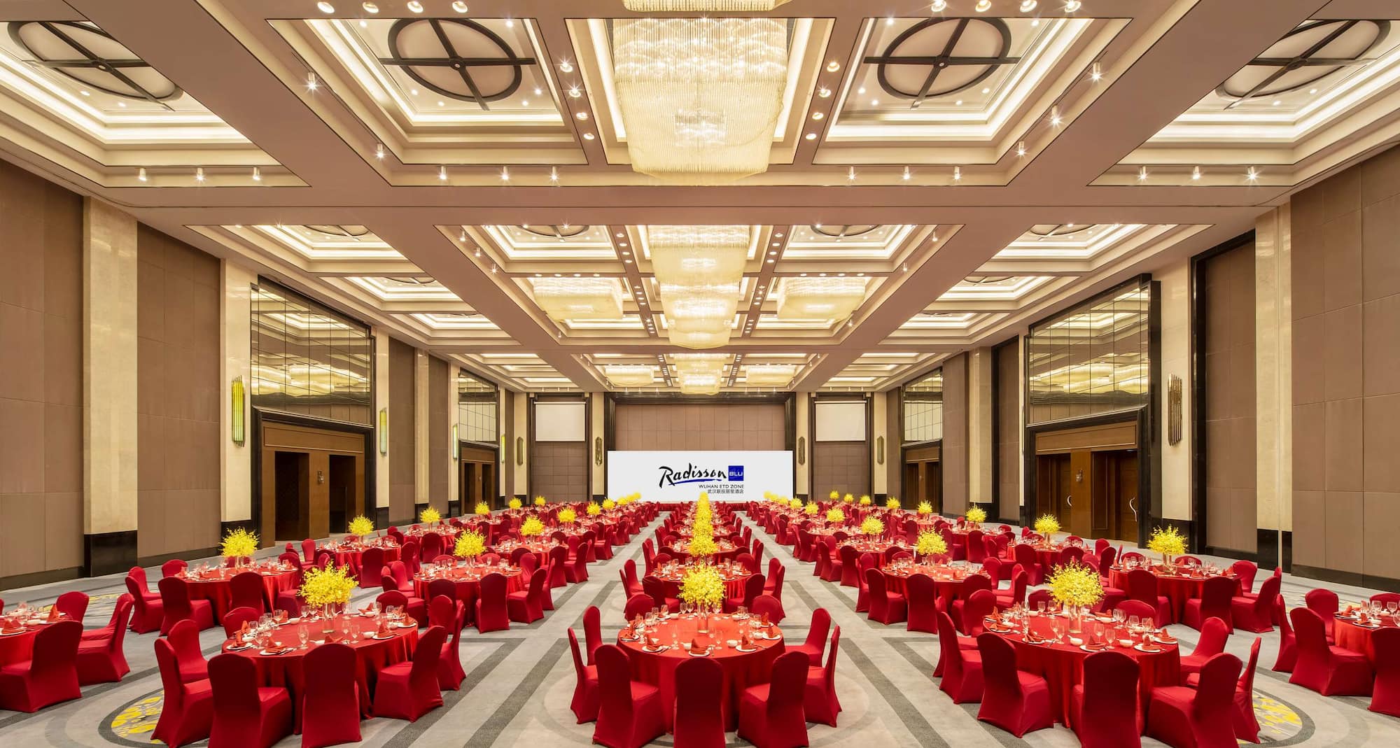 Radisson Blu Hotel, Wuhan ETD Zone - Liantou Ballroom banquet round table set-up