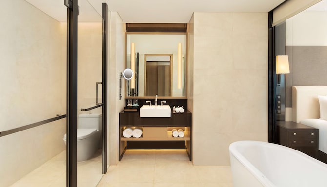 Radisson Blu Hotel, Wuhan ETD Zone - Guest room bathroom