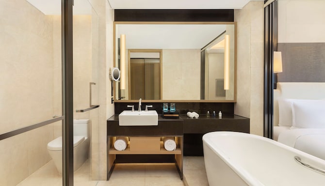 Radisson Blu Hotel, Wuhan ETD Zone - Standard Room bathroom