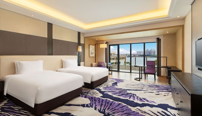 Radisson Blu Hotel, Wuhan ETD Zone - Executive Room with twin beds and lake view