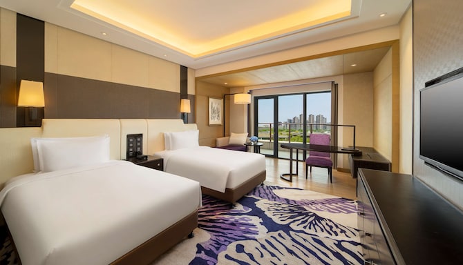 Radisson Blu Hotel, Wuhan ETD Zone - Standard Room with twin beds and garden view